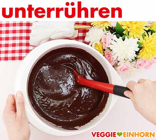 Die flüssige Schokolade unter den Teig rühren.