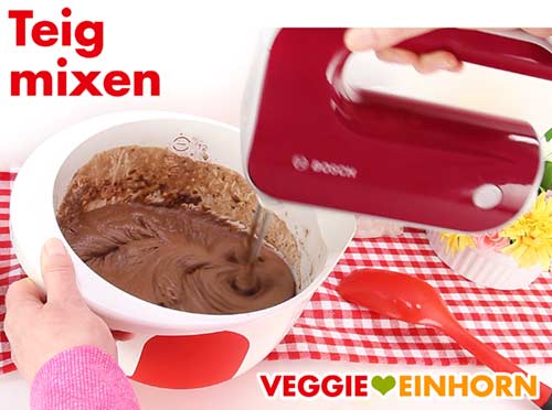 Teig für vegane Schokotorte mixen Teig für vegane Schokotorte mixen