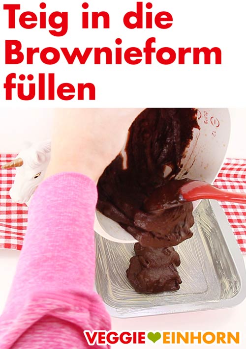 Teig in Brownieform füllen Teig in Brownieform füllen