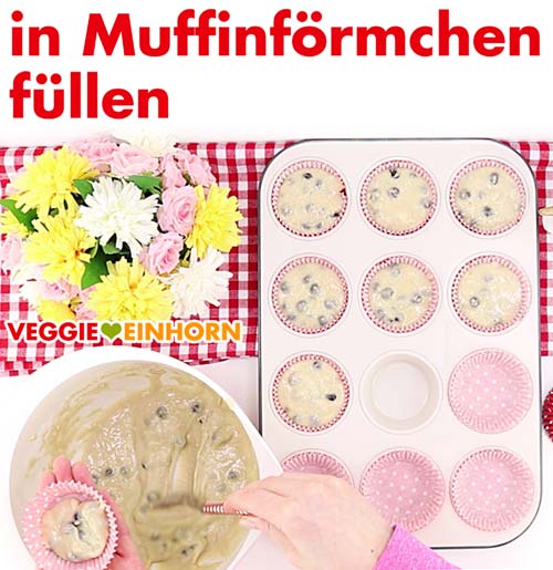 Muffinteig mit frischen Blaubeeren in Papierförmchen füllen