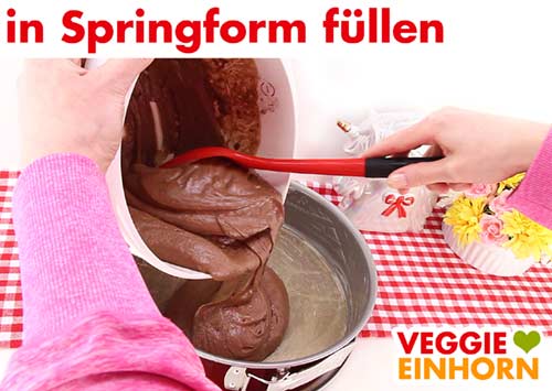 Teig in die eingefettete Springform füllen Teig in die eingefettete Springform füllen