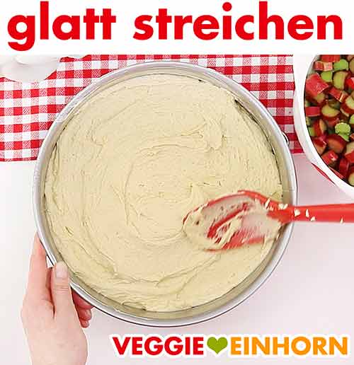 Rührteig in der Springform glatt streichen Teig glatt streichen