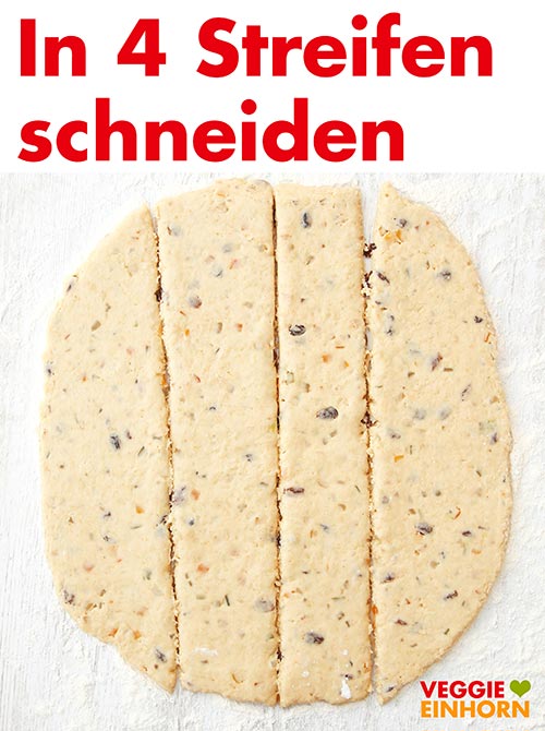 Teig in vier Streifen schneiden
