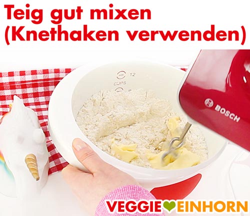 Kneten des Teiges mit Knethaken Teig kneten für vegane Nussecken