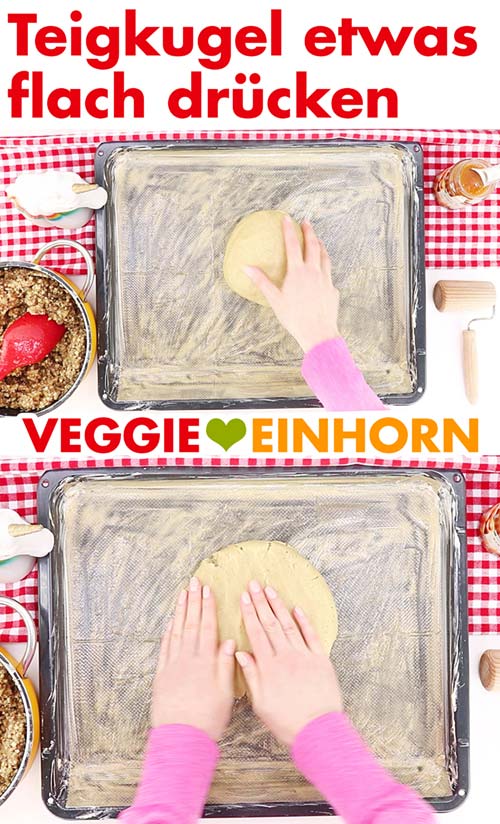 Der vegane Nusseckenteig wird auf das Backblech gegeben. Teigkugel flach drücken für vegane Nussecken