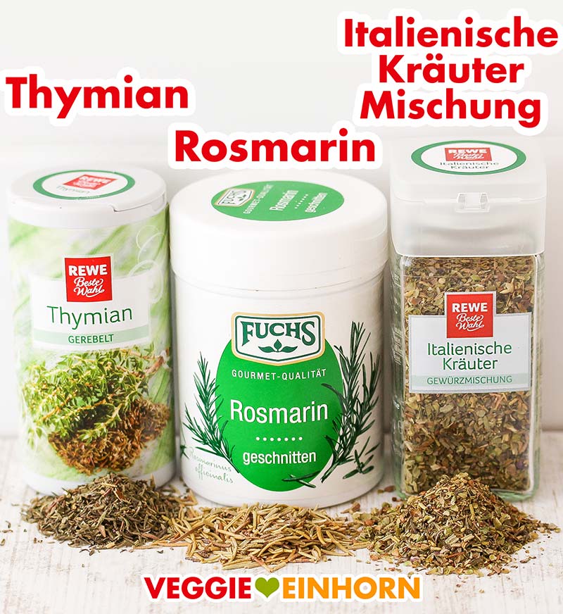 Drei Gewürzdosen mit Thymian, Rosmarin und italienischer Kräutermischung