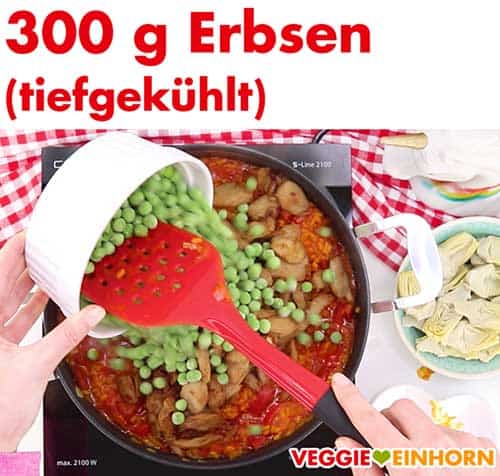 Tiefgekühlte Erbsen werden zu Paella zugefügt