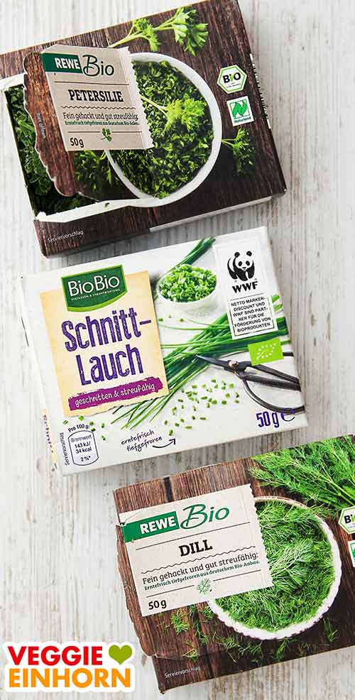 Du kannst frische oder tiefgekühlte Kräuter nehmen. Drei Packungen mit tiefgekühlten Kräutern (Petersilie, Schnittlauch und Dill)