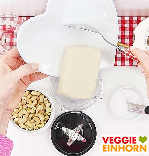 Tofu in den Mixbecher geben