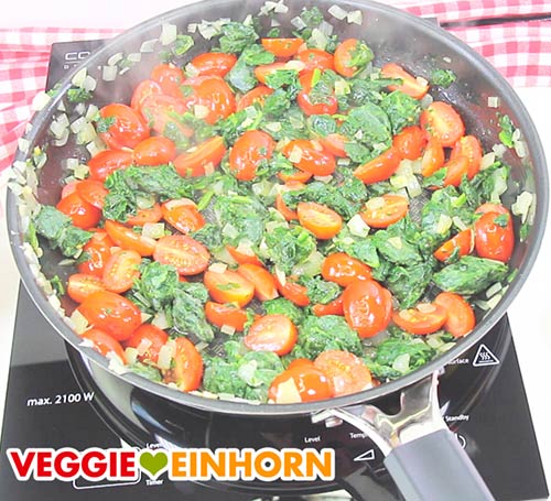 Tomaten und Spinat andünsten