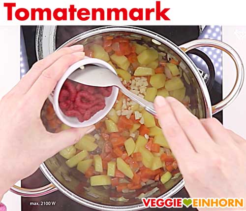 Tomatenmark zufügen für vegane rote Linsensuppe Tomatenmark zufügen für vegane rote Linsensuppe