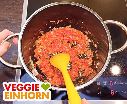 Tomatenmark und Knoblauch kurz mit anbraten. Tomatenmark und Knoblauch werden mit den Zwiebeln angebraten