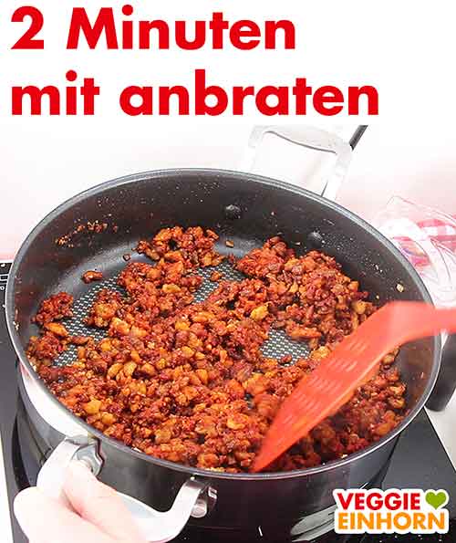 Tomatenmark und Knoblauch mit anbraten