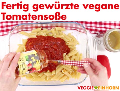 Fertig gekaufte Tomatensauce zufügen. Fertig gewürzte vegane Tomatensoße mit Kräutern zufügen