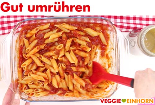 Tomatensoße und Nudeln vermischen. Vegane Tomatensoße und Nudeln gut umrühren