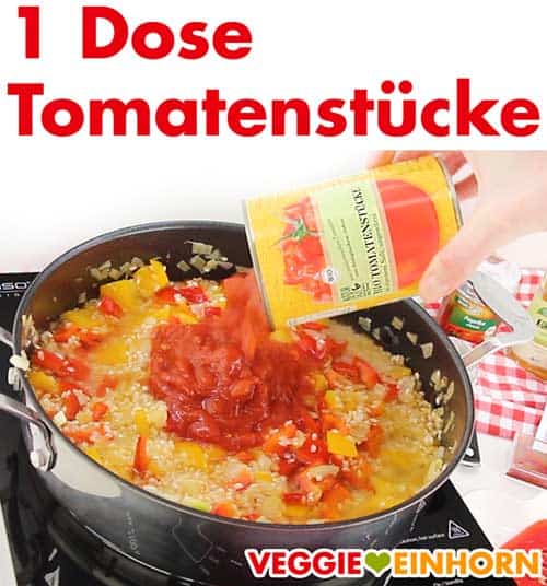 Tomatenstücke aus der Dose werden zu Paella zugefügt