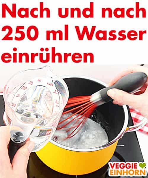 Tortenguss mit Wasser anrühren. Tortenguss mit Wasser anrühren.