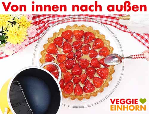 Tortenguss von innen nach außen auf dem Erdbeerkuchen verteilen. Tortenguss von innen nach außen auf dem Erdbeerkuchen verteilen.