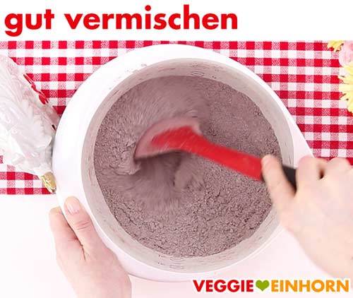 Trockene Zutaten für vegane Schokotorte mischen Trockene Zutaten für vegane Schokotorte mischen