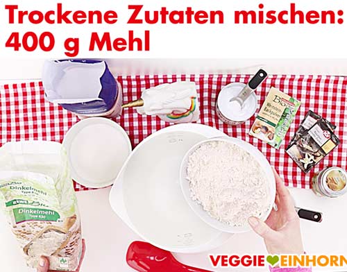 Trockene Zutaten für veganen Karottenkuchen Trockene Zutaten für veganen Karottenkuchen