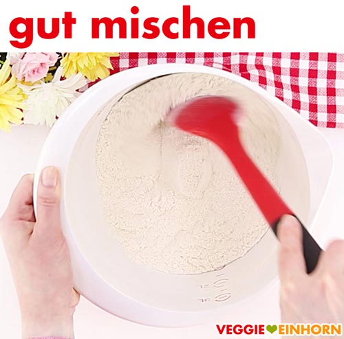 Trockene Zutaten in Rührschüssel gut vermischen