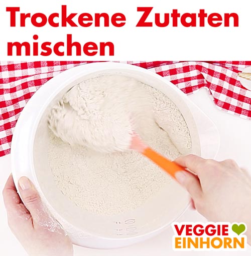 Mischen der trockenen Zutaten für den veganen Nussecken-Teig Trockene Zutaten mischen für vegane Nussecken