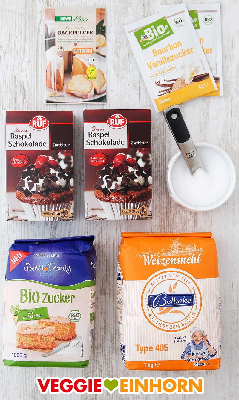 Rewe Bio Reinweinstein Backpulver, dm Bio Vanillezucker mit Rohrohrzucker, RUF Raspel Schokolade Zartbitter, Nordzucker Sweet Family Bio Zucker, Lidl Belbake Weizenmehl Type 405 Backpulver, Vanillezucker, Raspelschokolade, Salz, Zucker, Mehl