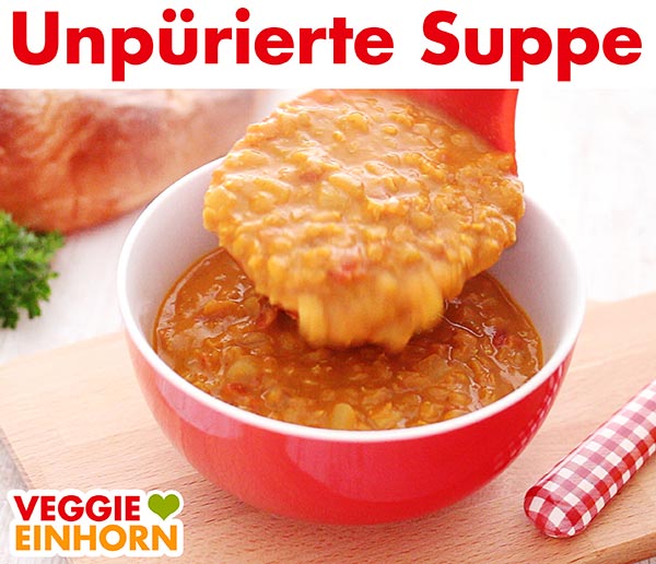 Unpürierte rote Linsensuppe mit Kokosmilch wird serviert