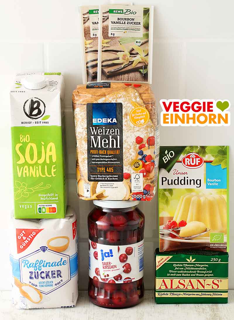 Sojamilch Vanille, Vanillezucker, Weizenmehl Type 405, Zucker, ein Glas Sauerkirschen, ein Päckchen RUF Puddingpulver, Alsan-S Margarine