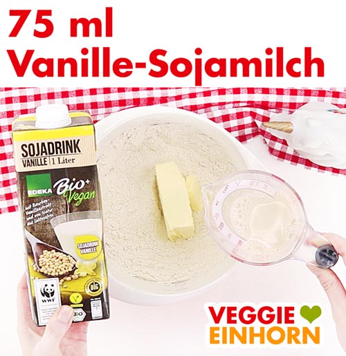 Du kannst Sojamilch, Vanille-Sojamilch oder andere vegane Milch nehmen. Vanille-Sojamilch für vegane Nussecken