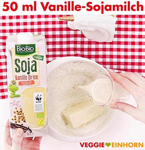 Vanille-Sojamilch zufügen für Spitzbuben Teig Vanille-Sojamilch zufügen für Spitzbuben Teig