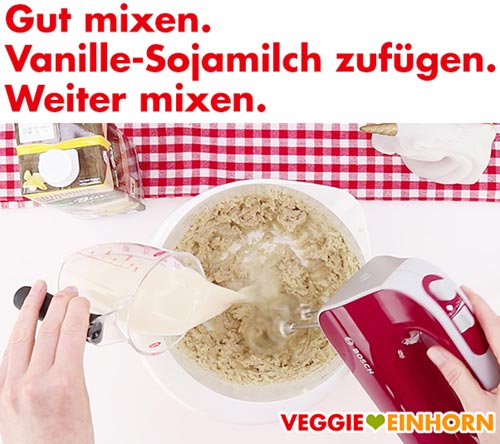Vegan backen mit Vanille-Sojamilch Vanille Sojamilch zufügen und mixen