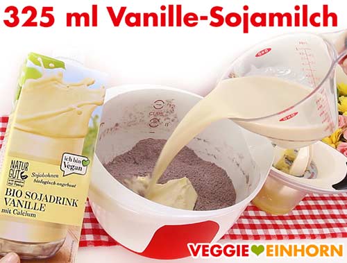 Vanille-Sojamilch zum Teig geben Vanille-Sojamilch zum Teig geben
