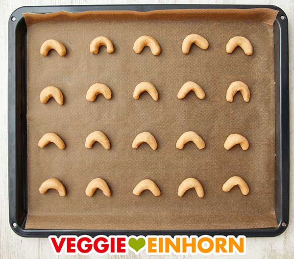 Vegane Vanillekipferl vor dem Backen Vanillekipferl vor dem Backen auf dem Backblech