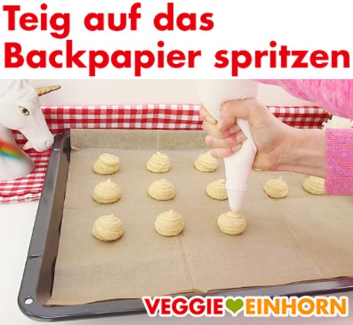 Vegane Amerikaner selber machen Amerikaner Teig auf Backpapier spritzen