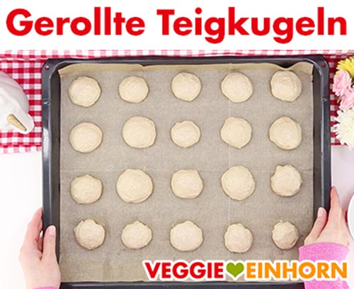 Vegane Amerikaner vor dem Backen auf dem Backblech Gerollte Teigkugeln auf Backblech
