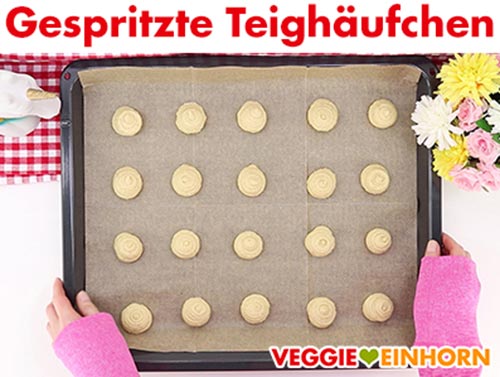 Vegane Amerikaner selber machen mit Spritzbeutel Vegane Amerikaner Gespritzer Teig auf Backblech