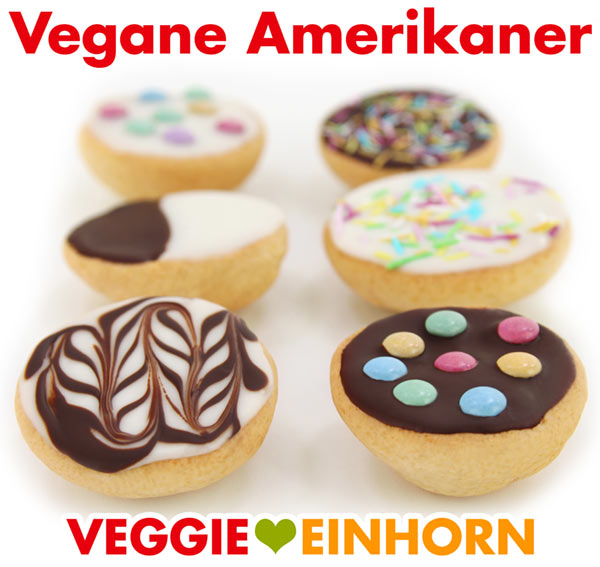 Schön verzierte vegane Amerikaner Vegane Amerikaner mit Zuckerguss, Schokolade, Zuckerstreuseln