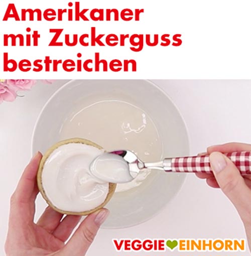 Vegane Amerikaner mit Zuckerguss bestreichen Vegane Amerikaner mit Zuckerguss bestreichen