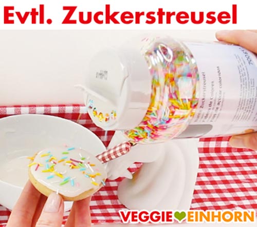 Vegane Amerikaner mit bunten Zuckerstreuseln verzieren Vegane Amerikaner mit bunten Zuckerstreuseln verzieren