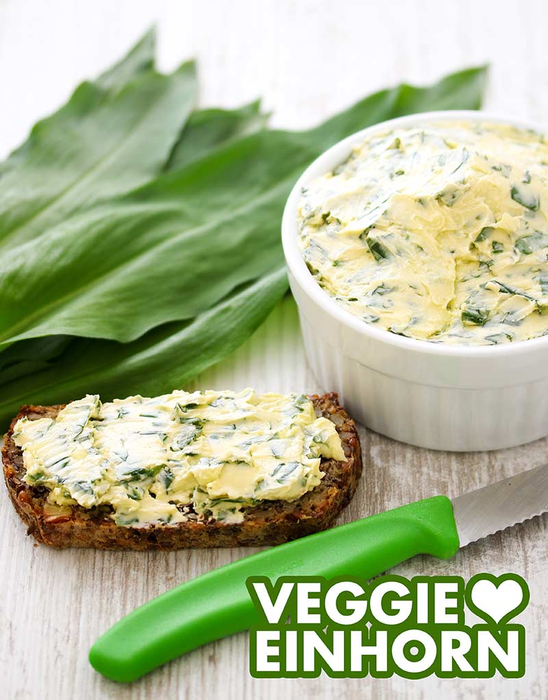 Eine Schale mit Bärlauchbutter und eine Brotscheibe