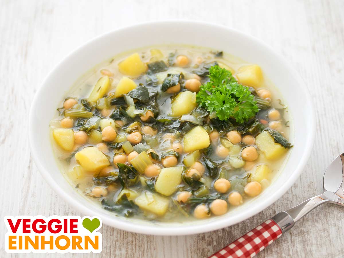 Ein Teller Bärlauchsuppe mit Kartoffeln und Kichererbsen