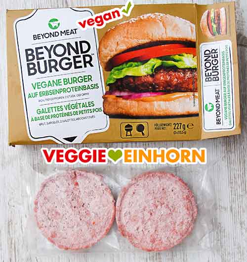 Die Verpackung und zwei Burger Patties Eine Packung Beyond Meat Burger und zwei ausgepackte Patties in Folie