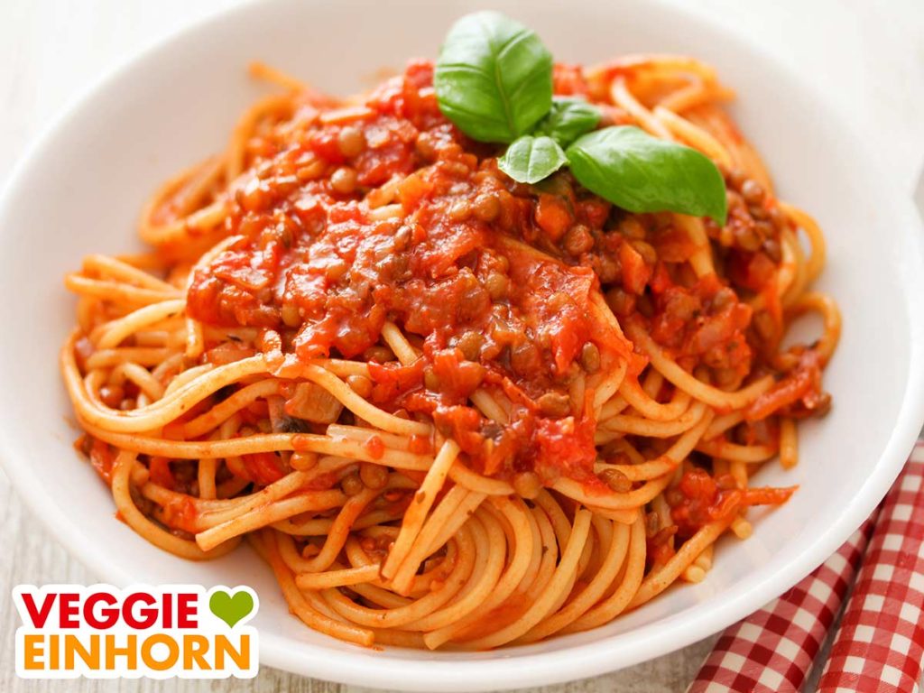 Spaghetti mit veganer Linsen Bolognese auf einem Teller