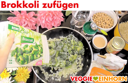 Brokkoli tiefgekühlt in die Pfanne geben Tiefgefrorenen Brokkoli zufügen