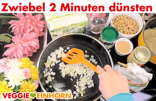 Zwiebelwürfel in Öl andünsten Zwiebel andünsten