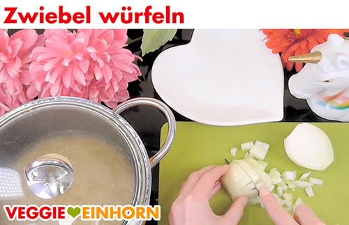 Zwiebel in Würfel schneiden Zwiebel würfeln