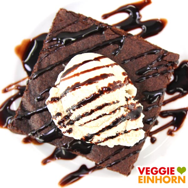 Vegane Brownies mit Eis und Schokosoße zum Nachtisch Vegane Brownies mit Eis und Schokosoße zum Nachtisch