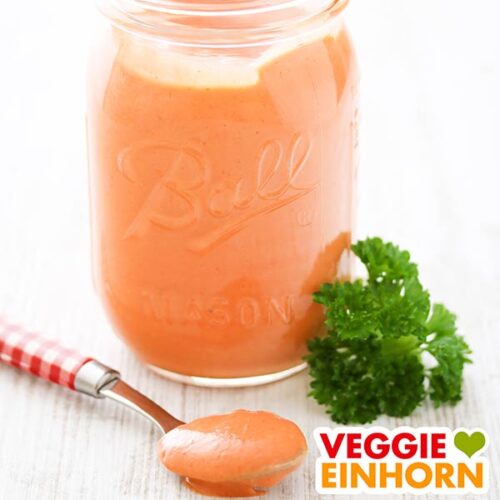 Ein Glas mit veganer Burger Soße