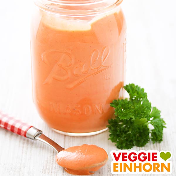Burgersauce Ein Glas mit veganer Burger Soße